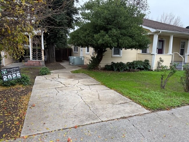 Building Photo - 3 Bedroom 1.5 Bath Downtown Dixon *STAR RENTALS