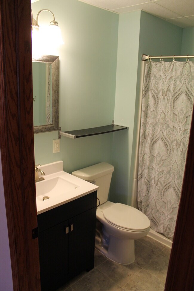 Building Photo - Avail May 1st. SW Rochester 3 bedroom 2 bath home, giant 2 car garage