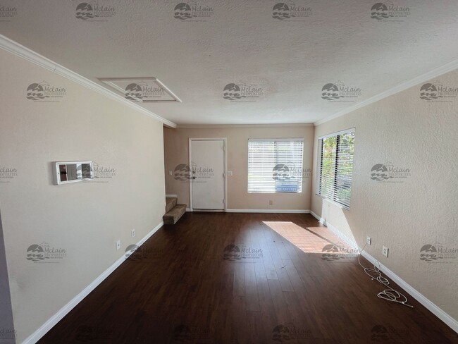 Building Photo - 3 Bed/2 Bath Two Story Townhome in Gated C...