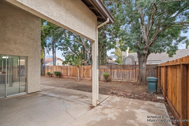 Building Photo - 2215 Jenni Ln