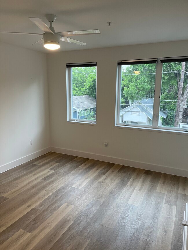 Building Photo - 2709 E 5th St