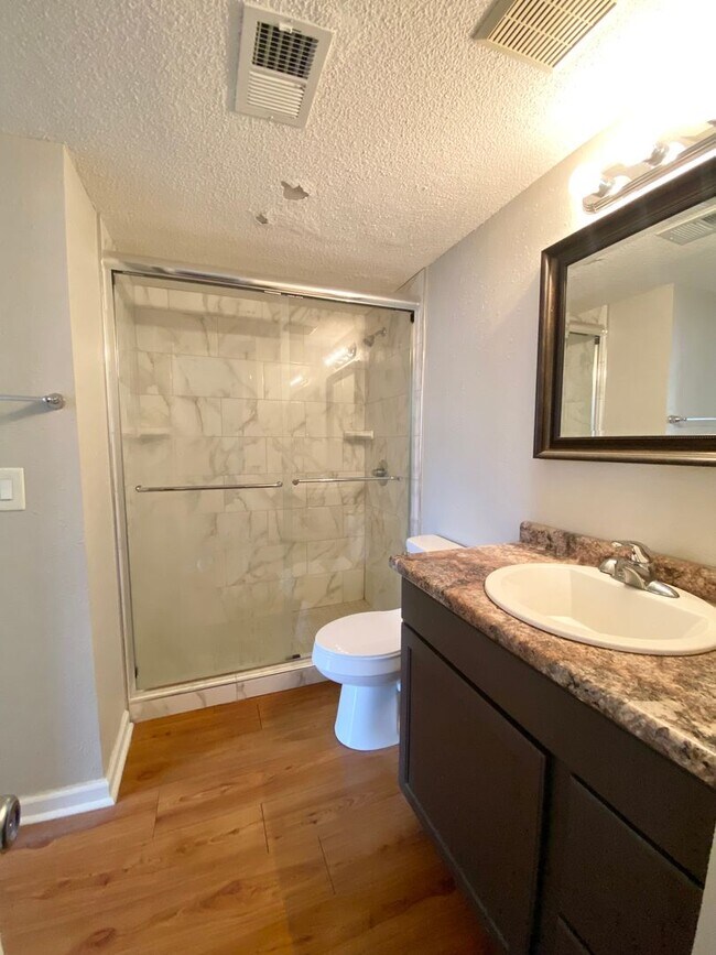 Building Photo - wh405