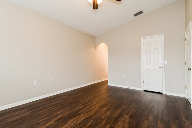 Building Photo - 65 Reeding Ridge Dr W