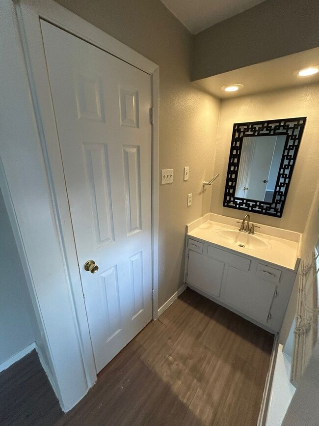 Building Photo - Enjoy a convenient and stylish living!