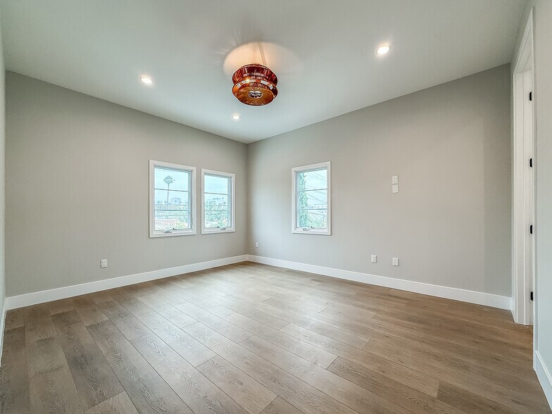 Building Photo - 150 N Arnaz Dr