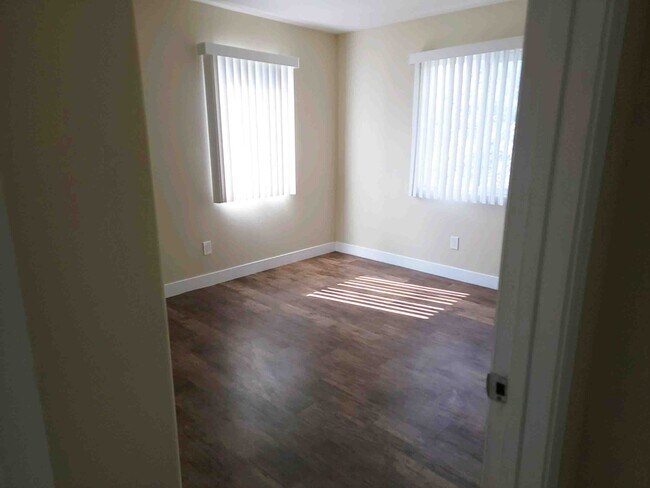 Building Photo - 1334 W 62nd St