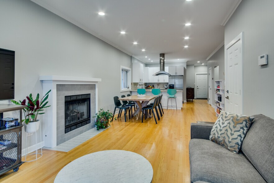 Building Photo - 2029 W Saint Paul Ave