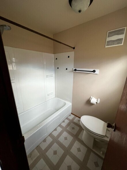 Building Photo - 318 N Cass Ave