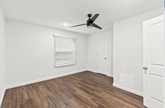 Building Photo - 201 San Saba St