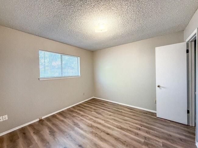 Building Photo - 607 Frostwood Dr