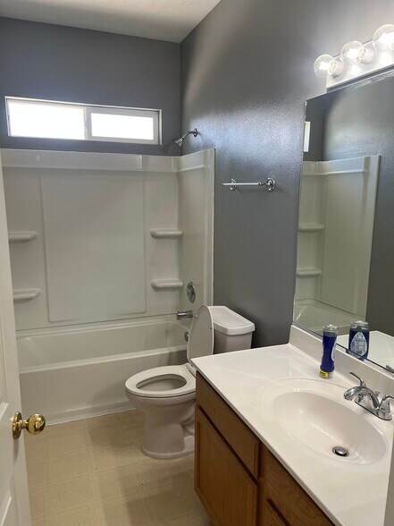 Building Photo - 4146 NE Pinion Cir