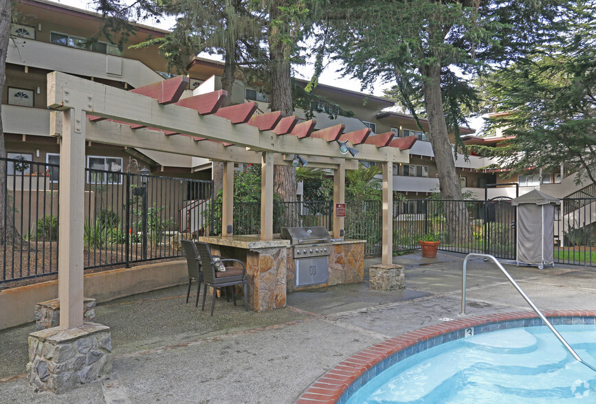 Primary Photo - The Crest at Pacific Grove