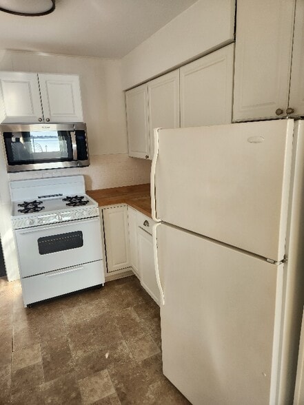 Building Photo - 1400 Woodlawn Beach