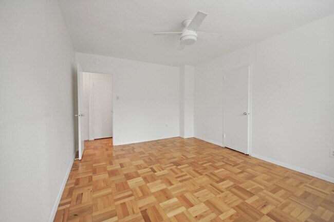 Building Photo - Walk to Georgetown! One Month Concession! Professionally Managed & Recently Renovated // 1 Bedroo...