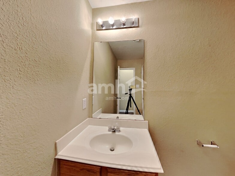 Building Photo - 6907 Oleander Grove Way