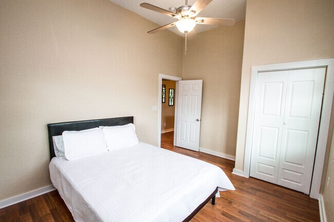 Building Photo - Douglas