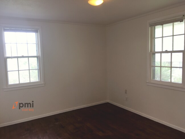 Building Photo - Charming Cute 2bd / 1 ba Two Stories Hillcrest Park Townhouse