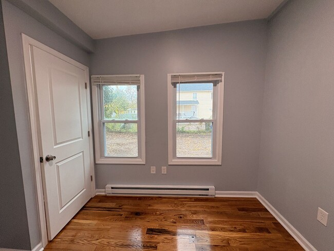 Building Photo - Beautiful, Newly Renovated 4 Bedroom 2 1/2...