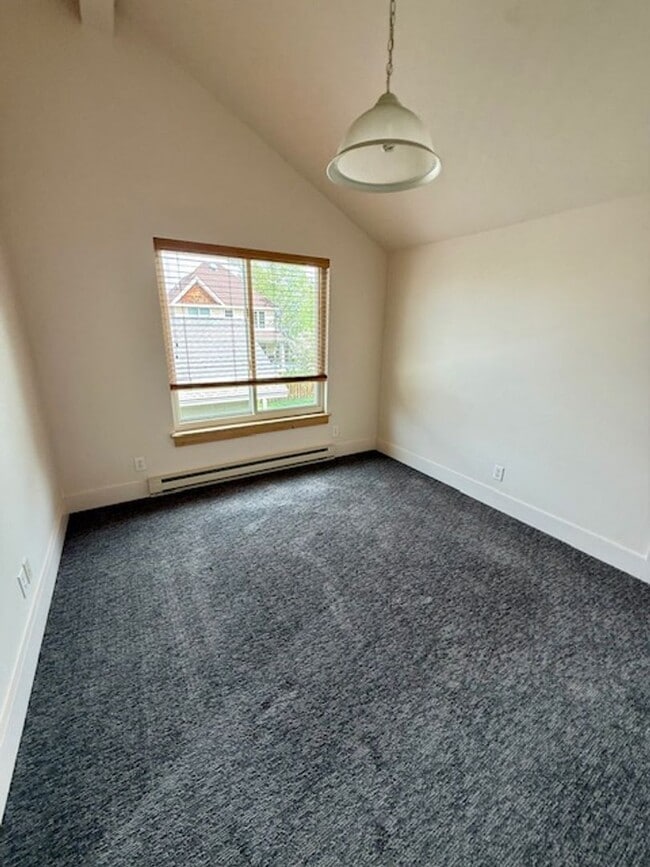 Building Photo - MOVE IN TODAY 1 Bedroom, 1 bathroom Spacio...