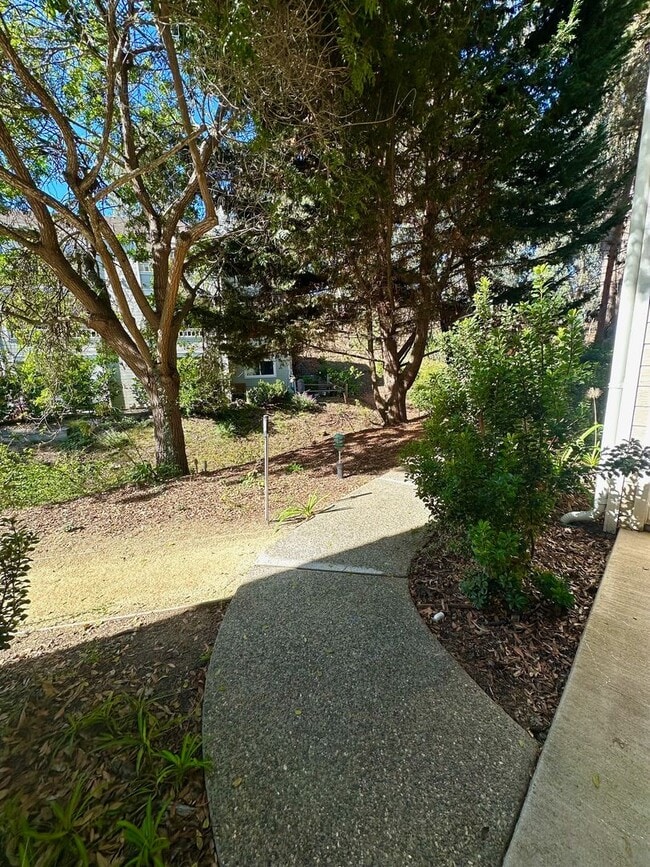 Building Photo - Rarely available 1 bedroom, 1 bathroom Con...