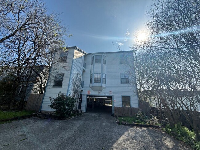 Building Photo - 303 W 35th St