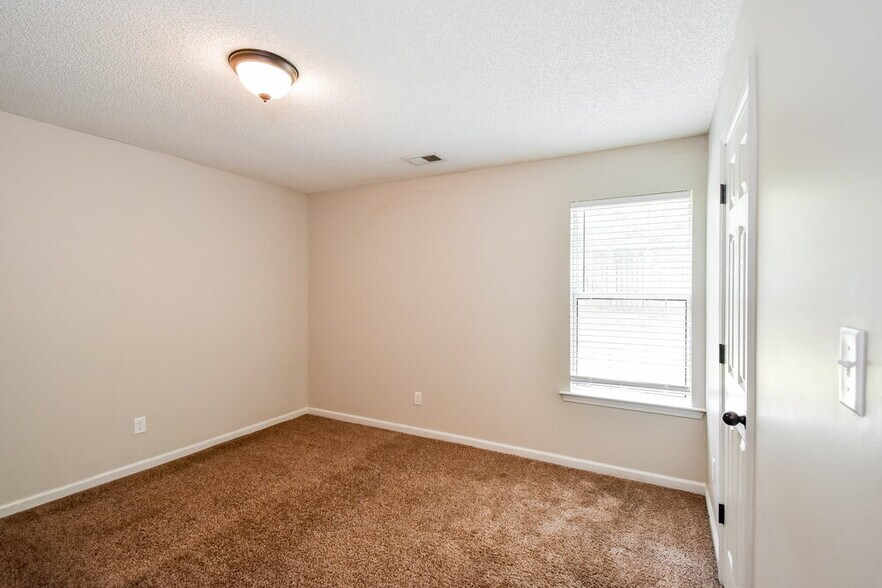 Building Photo - 9889 Southern Oak Way