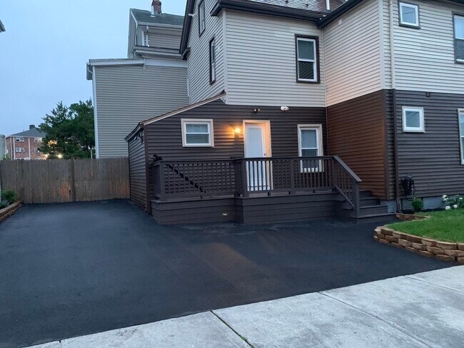 Building Photo - 27 Phillips St