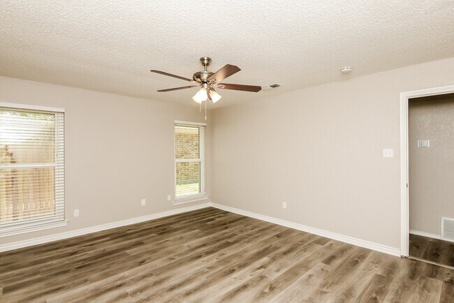 Building Photo - 1913 Green Willow Dr