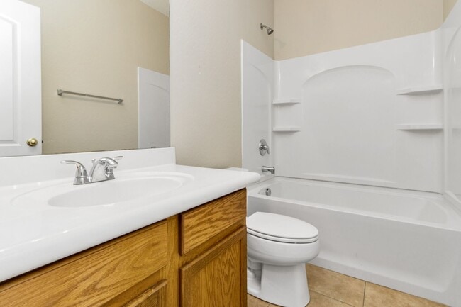 Building Photo - Bright Open Living & a Patio Perfect for Relaxing!