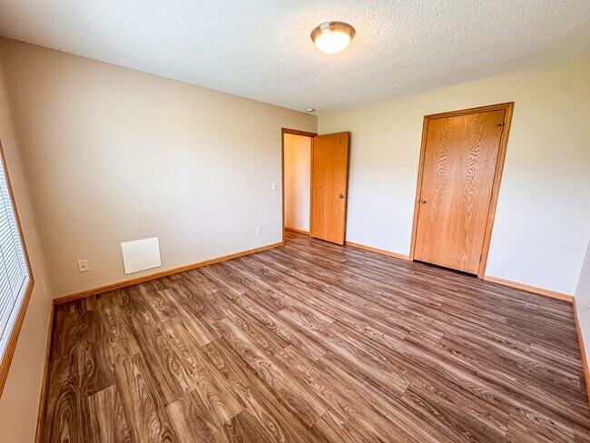 Building Photo - 2 Bedroom, 1 Bath Town Home