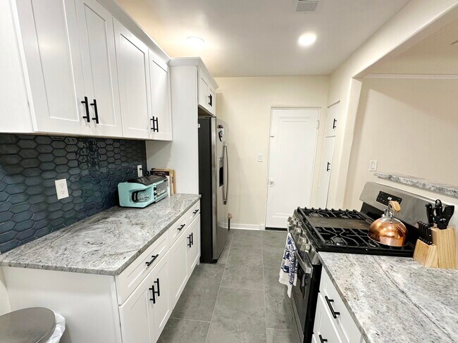 Building Photo - 801 Solano Dr NE