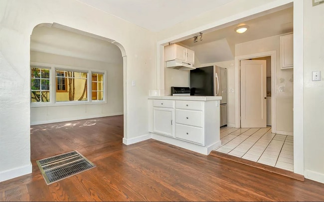 Building Photo - Beautiful Spanish townhouse with parking and in unit laundry!