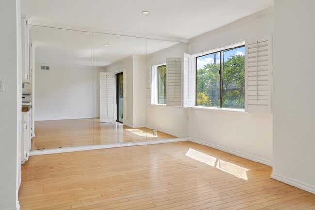 Building Photo - 1250 N Kings Rd