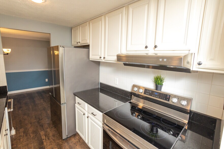 Kitchen - 16003 Fairway Dr