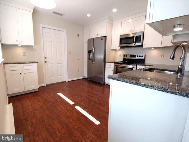 Building Photo - 719 Monmouth Ave