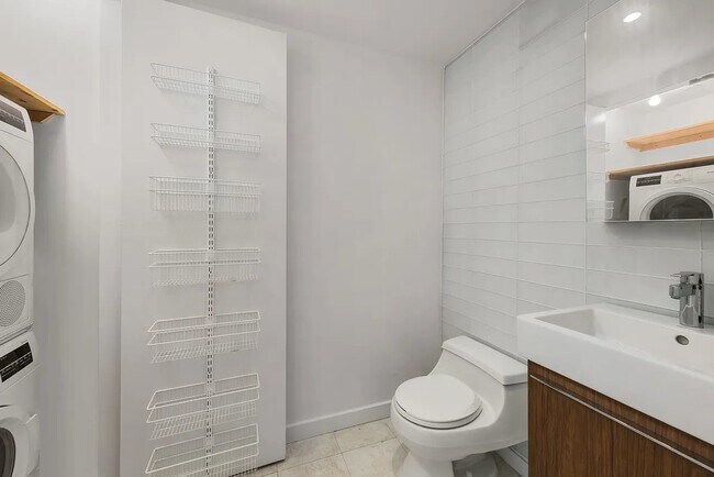 Building Photo - 425 E 13th St