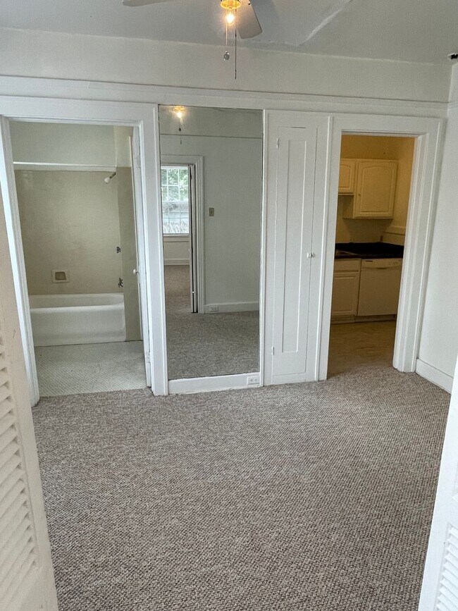 Building Photo - Live on Audubon Park! Top Floor Corner Unit!