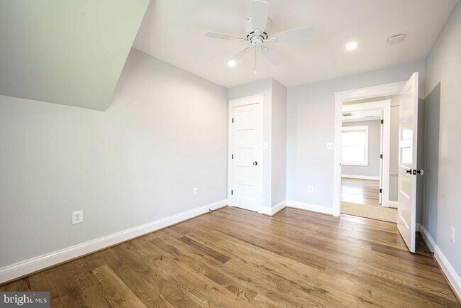 Building Photo - 2314 N Kenmore St