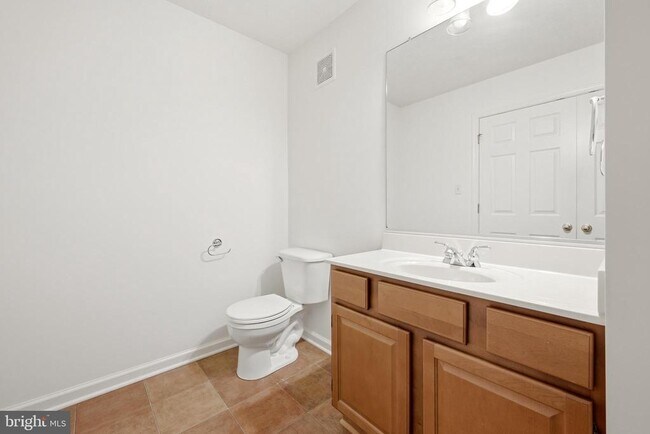 Building Photo - 2068 Stoneleigh Dr