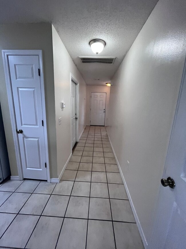 Building Photo - Crestview Townhouse