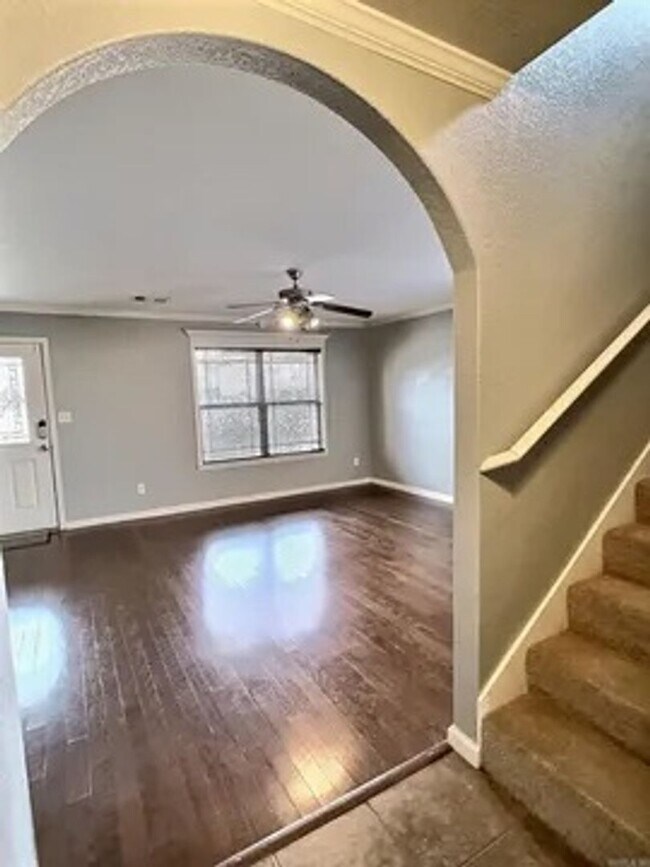 Building Photo - Great 3 Bedroom 2.5 Bathroom Cabot House