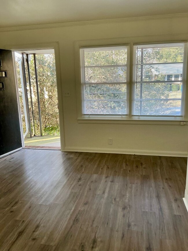 Building Photo - *App Fees Waived for February!* 2 bedroom/1 bathroom updated home in Normaltown Available now!