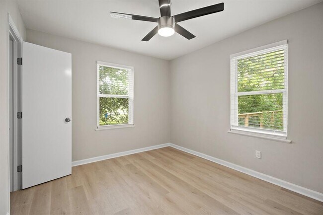 Building Photo - 2122 Stadium Dr