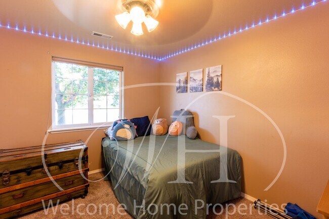 Building Photo - Conveniently Located 3 Bedroom Home with F...