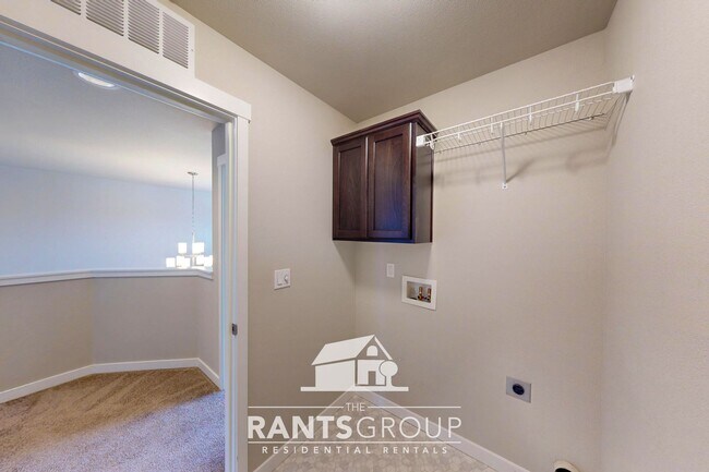 Building Photo - Beautiful 3 bedroom, 2.5 bath, 2-story home in Steilacoom Ridge