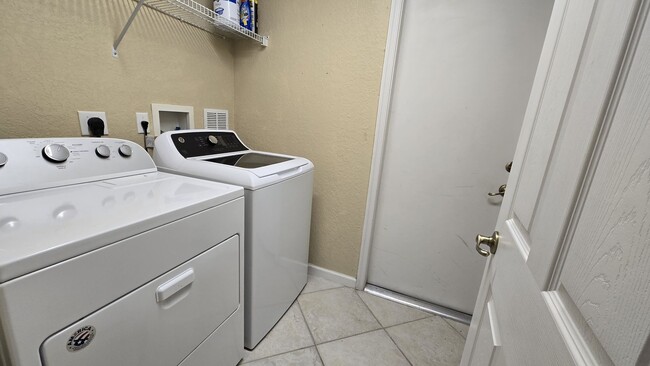 Building Photo - Bright + Spacious Home for Rent in West La...