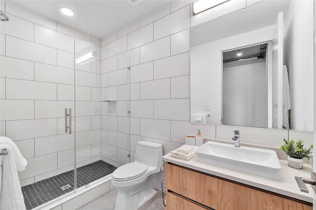 Building Photo - 401 NW 1st Ave