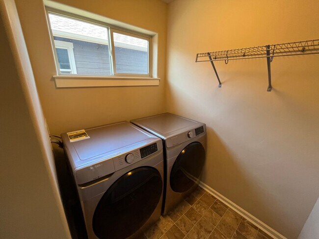 Building Photo - 3 Bed/2.5 Bath Single Family Home in NE Bend - McCall Landing