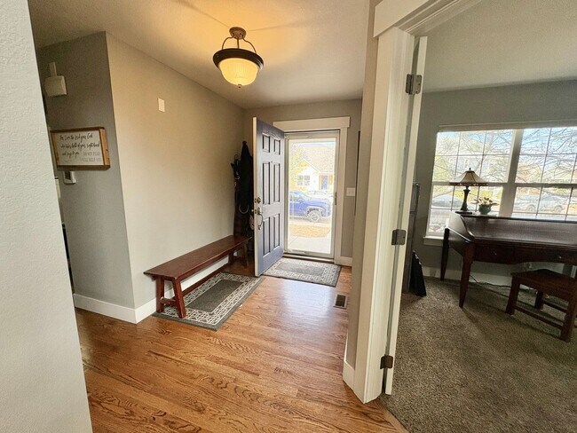 Building Photo - Stunning Home with ~4,000sqft of Living Space In a Great Location!