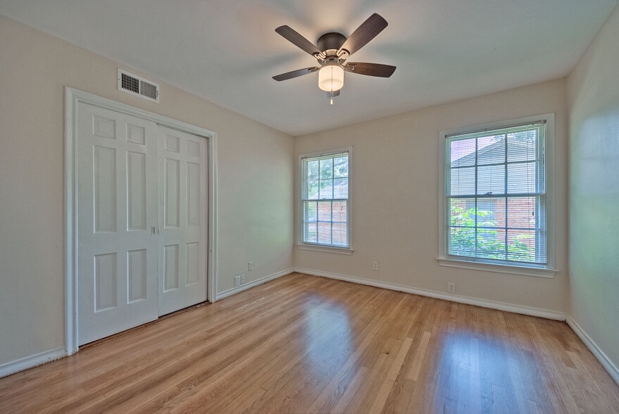 Building Photo - 1653 Mariposa Dr